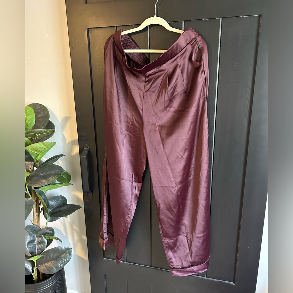 Wide legs, satin high-rise pants